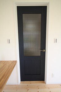 LDKから廊下につながるドア。扉のネイビー色と真鍮の取っ手がベストマッチです。